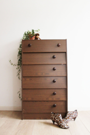 Hoge vintage schoenenkast. Retro ladekast met grote knoppen.