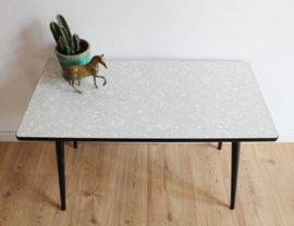 Vintage salontafel op zwarte poten. Retro design tafel / side table