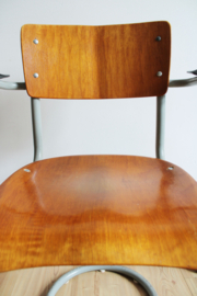 Stoere industriële schoolstoel met armleggers. Vintage  buisframe stoel