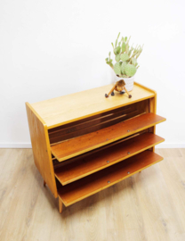 Houten vintage schoenenkast. Retro  dressoir / kast op schuine pootjes