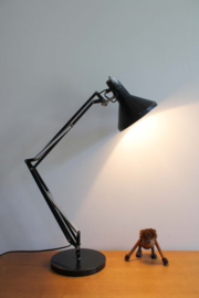 Zwarte vintage bureaulamp met zwenk arm. Industriele retro design lamp