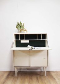 Witte vintage kast met opklapbaar blad. Houten retro secretaire/dressoir