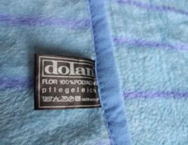 Blauwe eenpersoons vintage deken. Retro sprei van dralon.