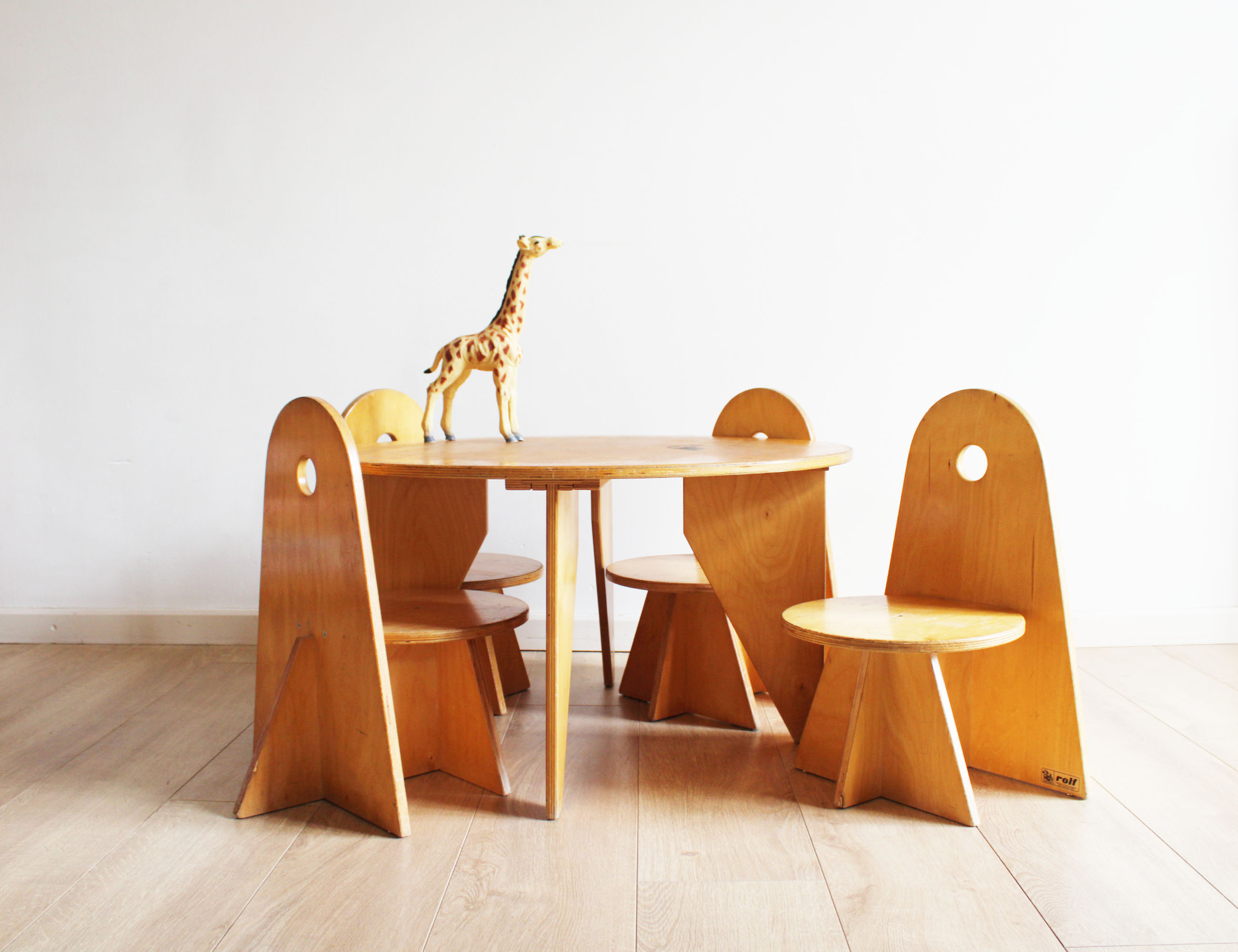 Houten vintage kindertafel met 4 stoeltjes. Retro schoolstoeltjes, Apollo stijl