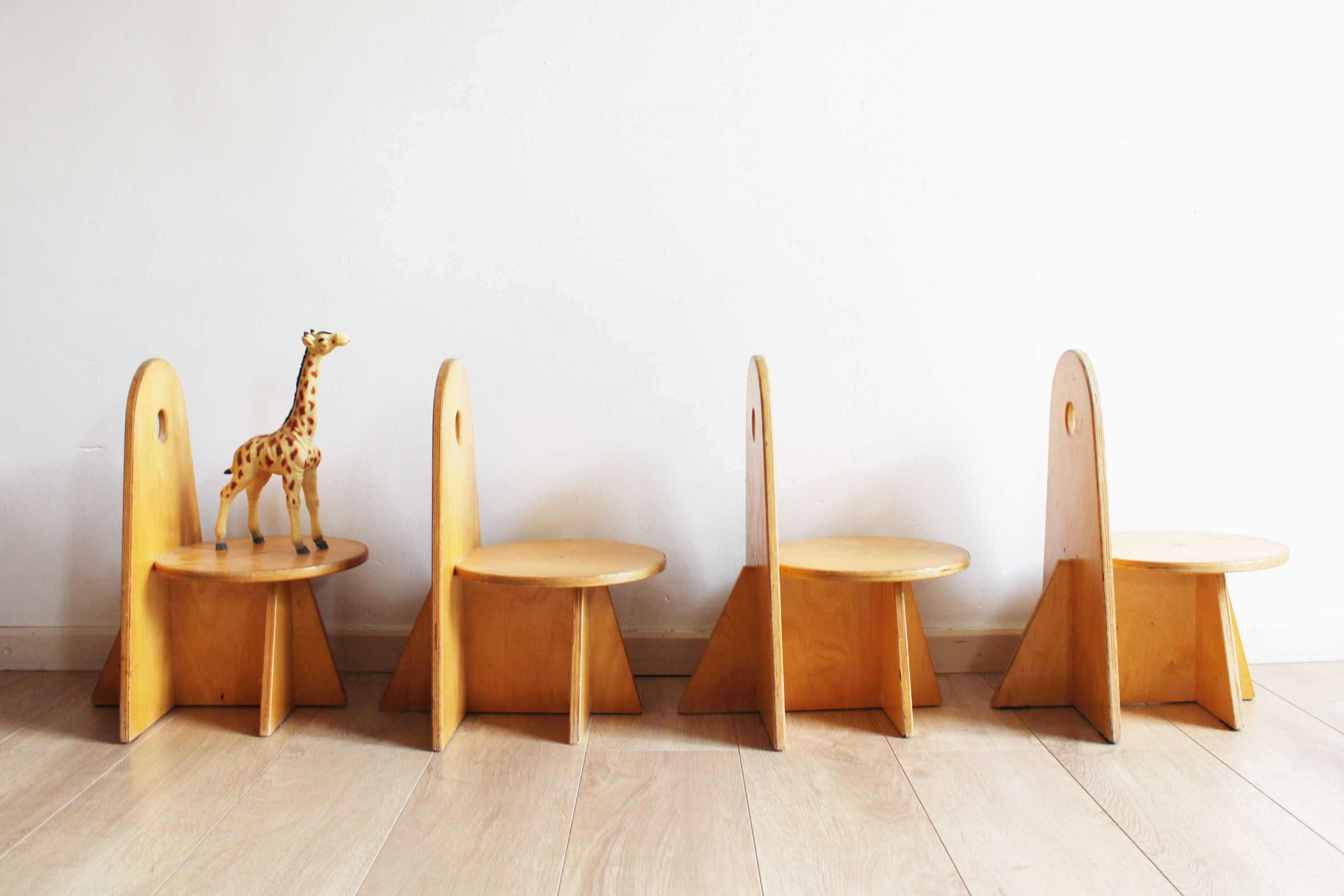 Houten vintage kindertafel met 4 stoeltjes. Retro schoolstoeltjes, Apollo stijl