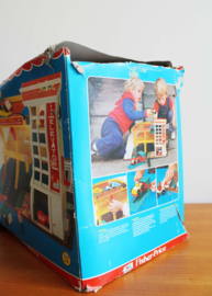Vintage Fisher-Price garage met auto's en poppetjes.