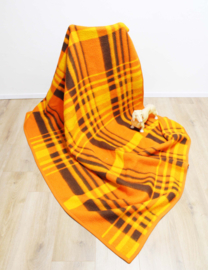 Grote geblokte vintage deken van dralon. Oranje/ gele retro vegan sprei