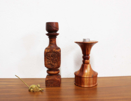 Set houten Wabi Sabi kaarsenhouders. 2 vintage kandelaars.