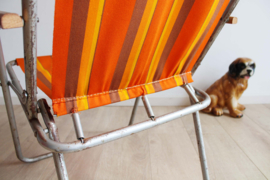 Oranje vintage campingstoel met streepjes. Retro tuinstoel / klapstoeltje