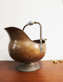 Grote antieke koperen kolenkit. Vintage bloempot / ketel met aardewerk handvat