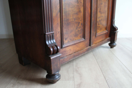 Antieke houten meidenkast. Vintage kast met brede lade en sierlijk beslag.