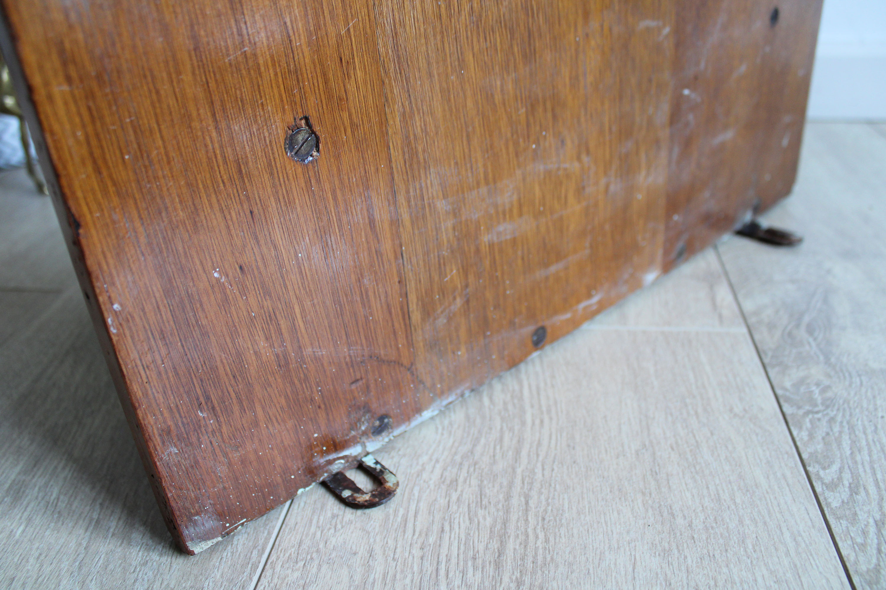 Houten vintage plankje. Retro schapje voor aan de wand