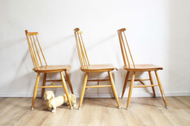 Set van 3 vintage spijlenstoelen. Houten retro stoelen.