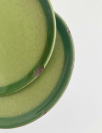 Groene vintage taartschaal met gebaksbordjes. Set aardewerk retro bordjes.