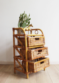 Rotan vintage kastje met 3 lades. Boho nachtkastje / retro ladekast