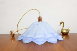 Wit vintage hanglamp van blauw/wit glas. Glazen retro lamp