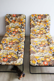 Set vintage stretchers met bloemen. Retro veldbed / opklapbed / logeerbed