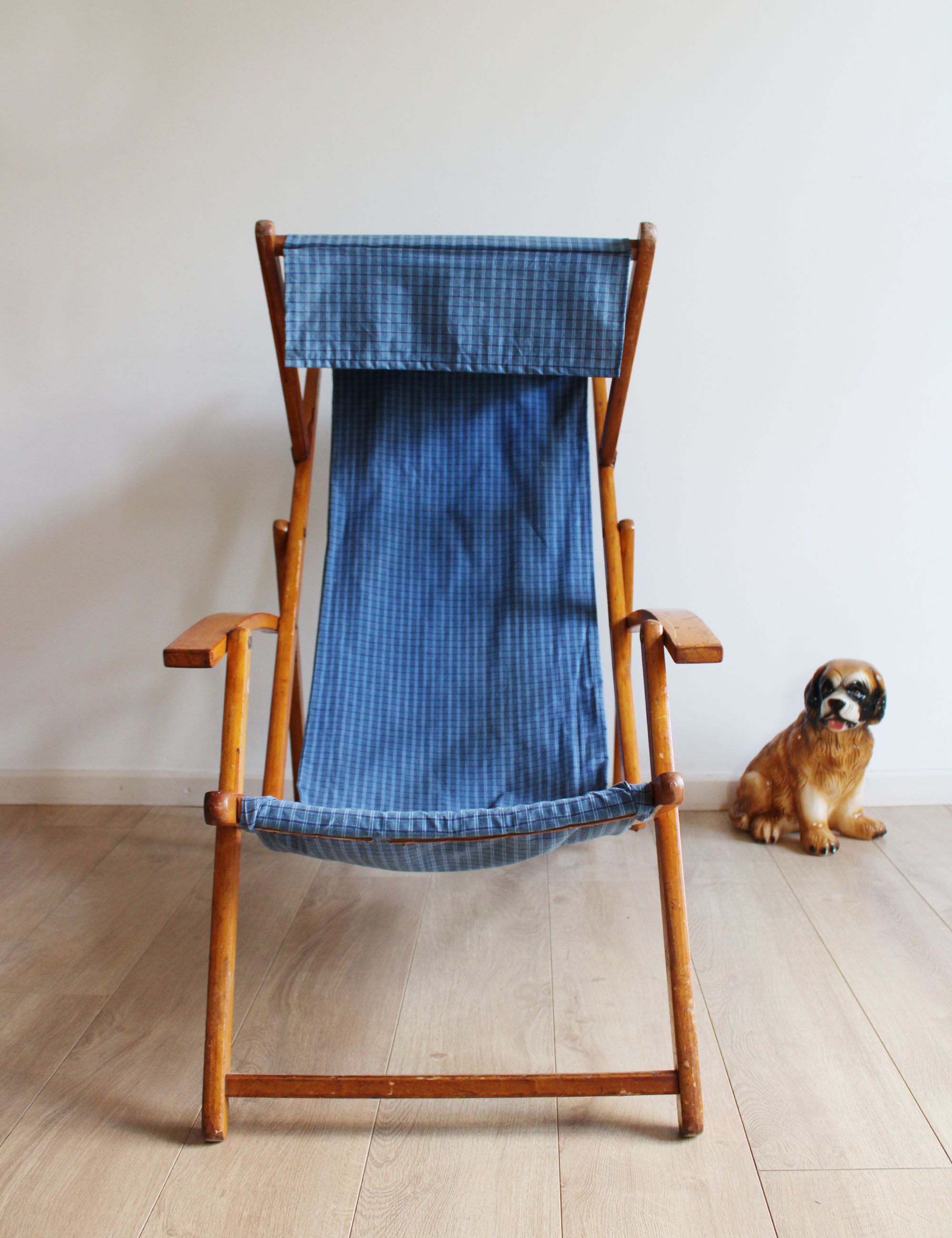 Houten vintage strandstoel met blauwe bekleding. Retro tuinstoel