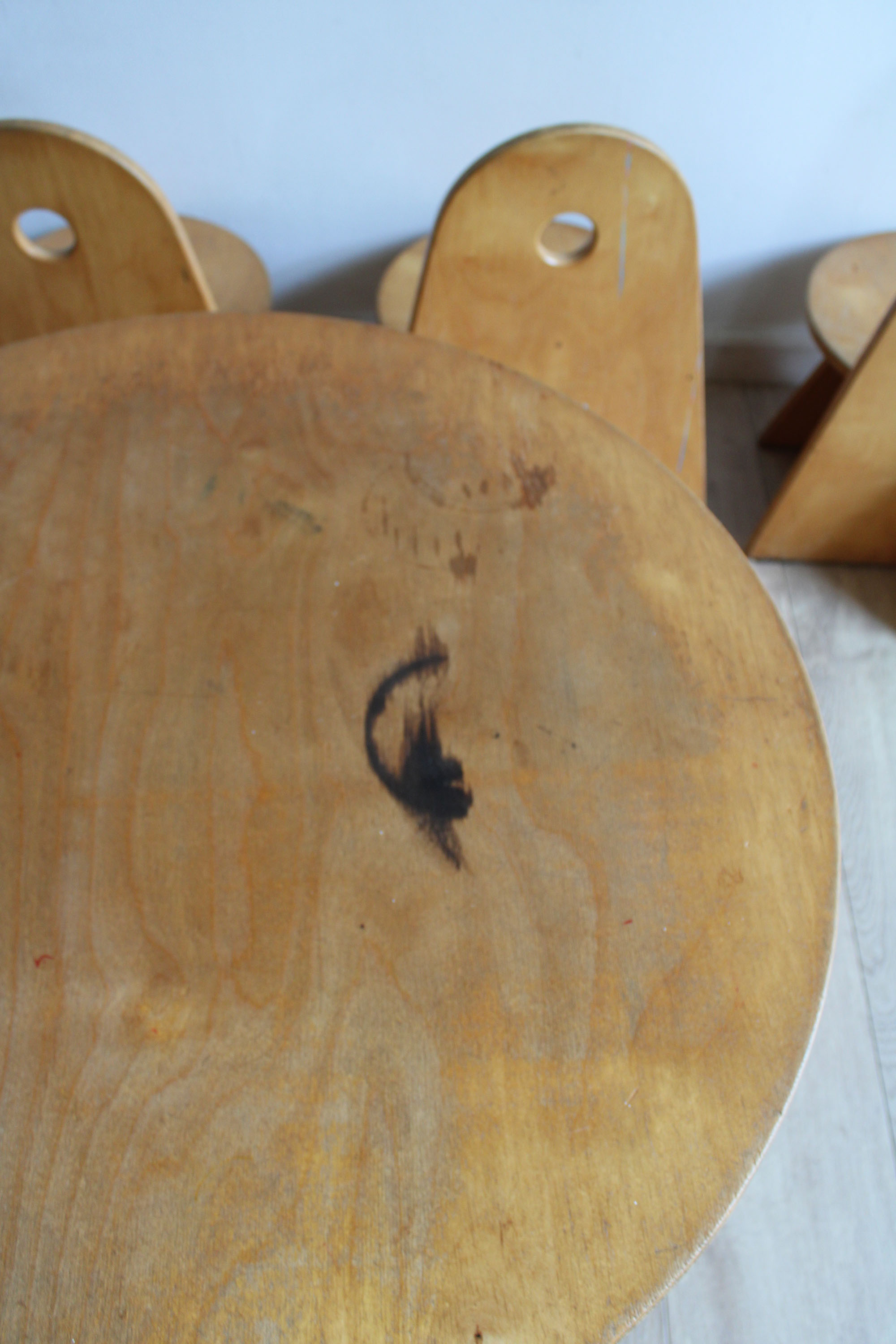 Houten vintage kindertafel met 4 stoeltjes. Retro schoolstoeltjes, Apollo stijl