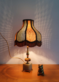 Super Kitscherige tafellamp. Marmer look vintage lampje met kap.
