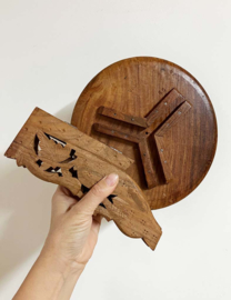 Klein handgesneden tafeltje uit India. Houten vintage plantentafel