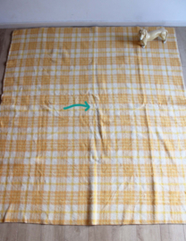 Grote gele wollen vintage deken - gebreken. Retro sprei/plaid -  186 x 216 cm.