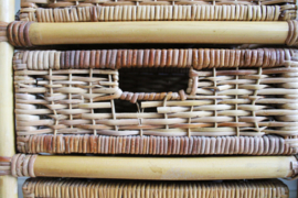Rotan vintage kastje met 3 lades. Boho nachtkastje / retro ladekast