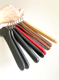 9 vintage kledinghangers van skai leer. Set retro kleerhangers o.a. met studs