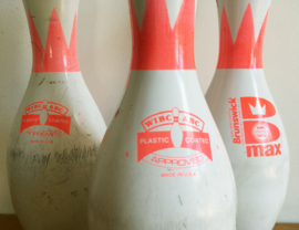 3 wit/fluor roze vintage bowling pins. Originele retro kegels - Brunswick