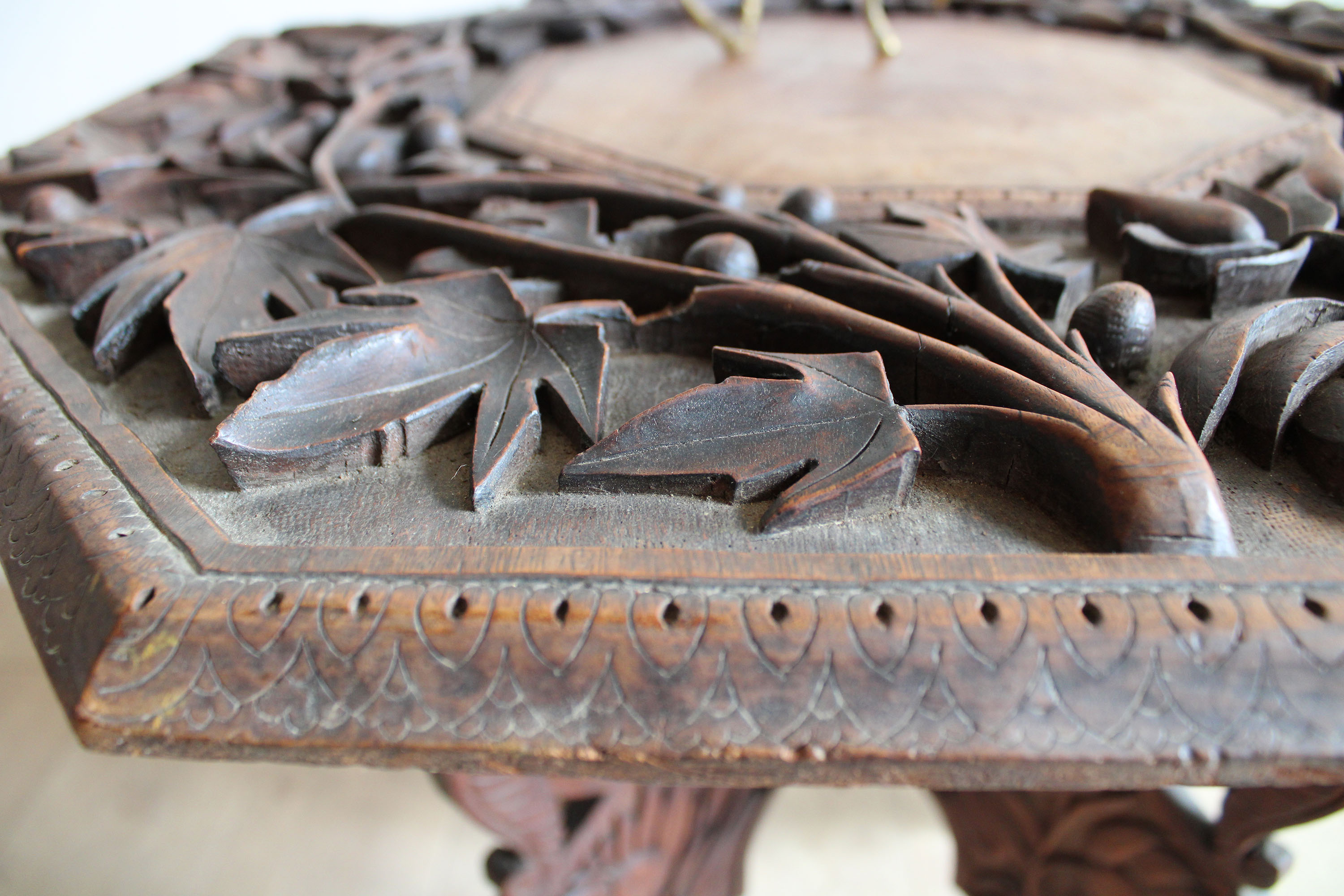 Prachtig Oosters tafeltje met houtsnijwerk. Houten vintage Boho bijzet tafel.