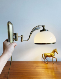 Vintage wandlamp met zwenk-arm.  Bronskleurig lampje met glazen kap.