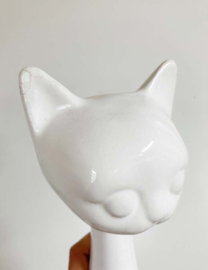 Groot wit keramieken beeld van een poes. Slanke vintage katten beeld / longneck