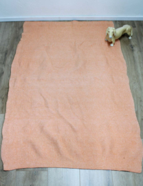 Wollen vintage sprei/ plaid. Zalmroze / oranje retro deken van wol.
