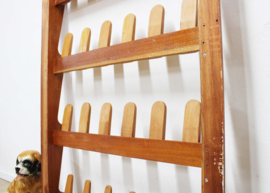 Houten vintage schoenenrek. Retro wandrek / kapstok