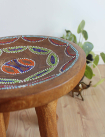 Handgesneden vintage krukje met vrolijke zitting. Houten Boho tafeltje