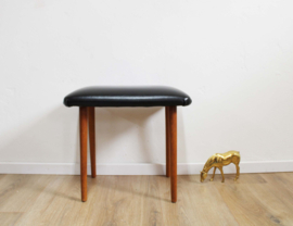 Vintage voetenbankje met zwart skai leer. Houten retro kruk/luiwammes