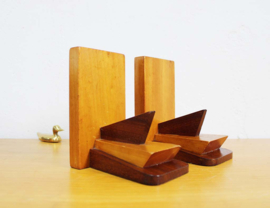 Set houten Art Deco / Amsterdamse school stijl boekensteunen.