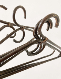 5 rotan vintage kledinghangers. Set retro kleerhangers / bamboe kapstok