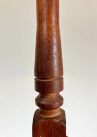 Houten vintage tafellamp met beige kap. Scandinavische retro lamp