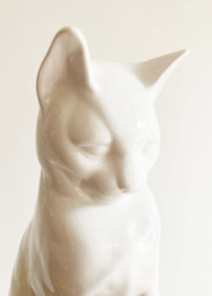 Groot wit keramieken beeld van een poes. Vintage katten beeld