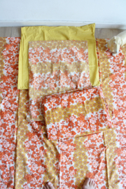Set van 2 vintage dekbedhoezen met twee kussenslopen. Retro beddengoed