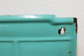 Vintage turquoise emaillen zand-zeep-soda rek. Origneel retro plankje met potten.