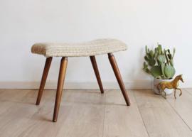 Vintage voetenbank met bruine bekleding. Houten retro kruk/luiwammes