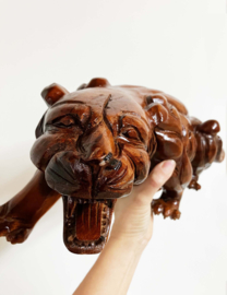 Groot houten beeld van een aanvallende kat-achtig.  Vintage sculptuur - tijger?