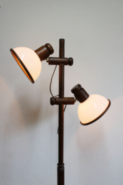 Houten vintage vloerlamp met witte kappen. Retro design lamp - Steinhauer