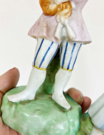 Set van 2 beeldjes van kinderen met hondjes.  Keramieken vintage ornamenten