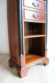 Hoge antieke boekenkast. Houten vintage kast - empire stijl