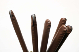 6 bruine vintage kledinghangers.  Set retro kleerhangers, skai