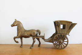 Groot goudkleurig beeld - paard met koets. Vintage messing / koper(?) sculptuur