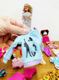 Vintage Barbiepop met extra kleertjes. Retro speelgoed pop met kleding